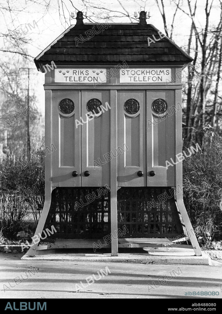 Stockholm 1973-10-31. Telefonkiosker. En sån här gammal telefonkiosk var det som stod på Kornhamnstorg. Just denna hittar man vid Skansens huvudentré. De flesta av de gamla kioskerna har skrotats.. Foto: Bengt Almquist / Expressen / TT / Kod: 2. ** AFTONBLADET OUT **.