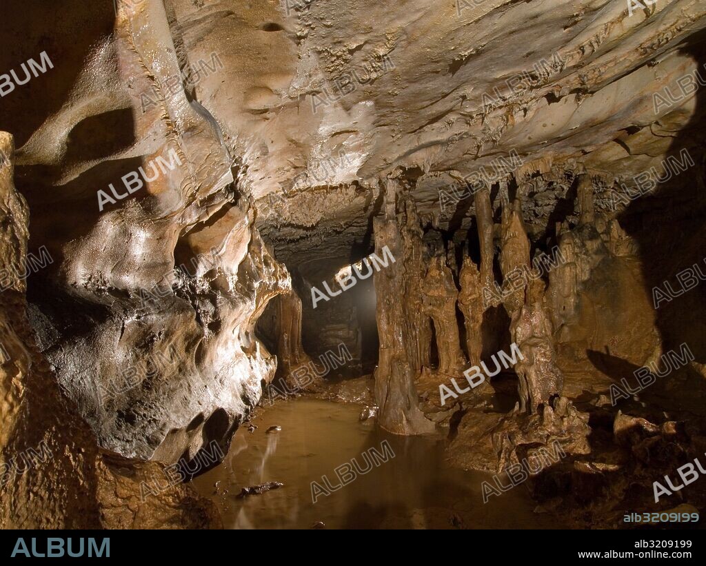 CUEVA DEL REGUERILLO: VISTAS DEL INTERIOR DE LA PRIMERA PLANTA CON EL LAGO.  COMIUNIDAD DE MADRID. ESPAÑA.