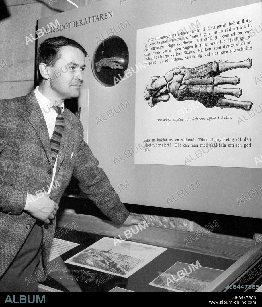 Stockholm 1959-09-29. Intendent Bo Lagercrantz på Nordiska museet visar en monter med den heliga sälfoten från Skivarps kyrka i Skåne . Foto: Herman Ronninger / SvD / TT / kod 12014.