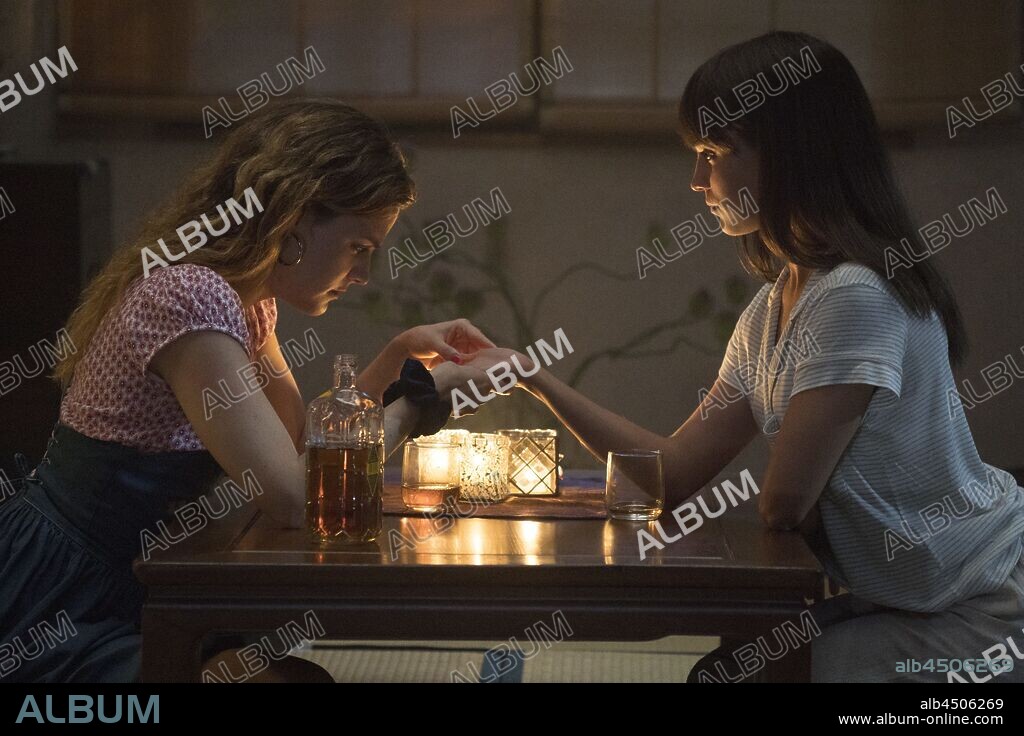 ALICIA VIKANDER and RILEY KEOUGH in EARTHQUAKE BIRD, 2019, directed by WASH WESTMORELAND. Copyright SCOTT FREE PRODUCTIONS.