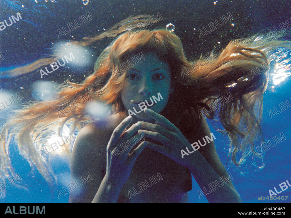 NAJWA NIMRI in SEX AND LUCIA, 2001 (LUCÍA Y EL SEXO), directed by JULIO MEDEM. Copyright SOGECINE/ALICIA PRODUCE / LOPEZ CALVIN, DIEGO.