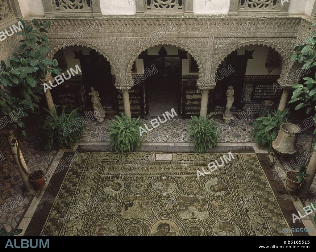 PATIO MUDEJAR CON MOSAICO ROMANO.