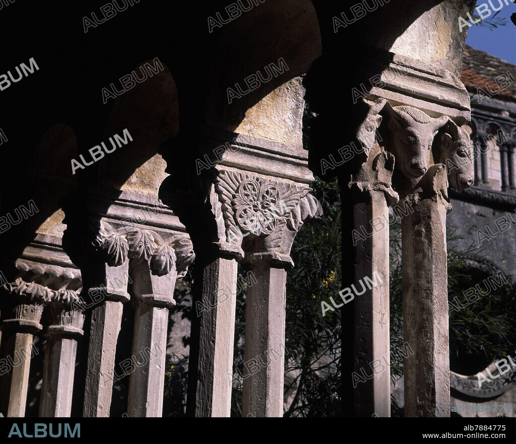 BRAJKOV MIHOJE. CLAUSTRO DEL MONASTERIO DE SAN FRANCISCO - SIGLO XIV - TRANSICION ROMANICO GOTICO.