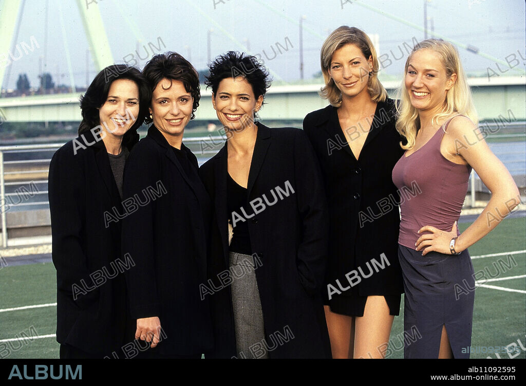 THE SINGLE TRAP - Emma Hollander runs a successful luxury dating agency. However, the two murders of businesswomen from the clientele are causing unrest. In the picture: Emma (CHARLOTTE SCHWAB), Helena (TAMARA ROHLOFF), Julia (SANDRA SPEICHERT), Rebecca (GIULIA SIEGEL) and Nicola (JANINA KUNZE). Director: Michael Keusch / Title: THE SINGLE TRAP / Germany 1999.