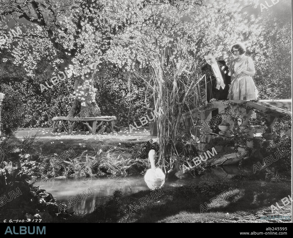 CHARLES RAY and CORINNE GRIFFITH in THE GARDEN OF EDEN, 1994 (JARDIN DEL EDEN), directed by LEWIS MILESTONE. Copyright FEATURE PRODUCTIONS.
