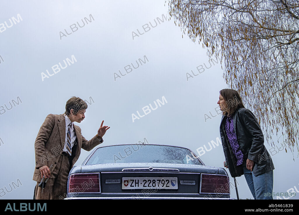 Joel Basman y MARIE LEUENBERGER en PAJAROS ENJAULADOS. HASTA QUE ESTEMOS MUERTOS O LIBRES, 2020 (BIS WIR TOT SIND ODER FREI), dirigida por OLIVER RIHS. Copyright ARTE / Bayerischer Rundfunk.