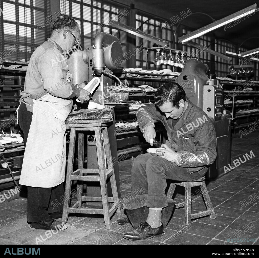 ESPAÑA INDUSTRIA DEL CALZADO: ELDA (ALICANTE), 04/12/1965.- Operarios cosen zapatos en una fábrica de Alicante. EFE/ am. SPAIN SHOE INDUSTRY: ELDA (ALICANTE), 04/12/1965.- Workers sew leather pieces at a shoe factory in Elda, Alicante. EFE/fs.