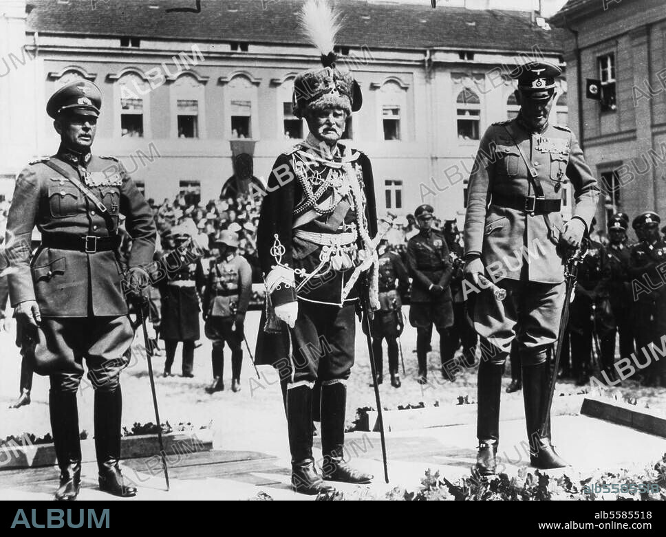 Mackensen, August von preuß. Generalfeldmarschall, Haus Leipnitz (Kr. Wittenberg) 6.12.1849-Burghorn (Kr. Celle) 8.11.1945. - August von Mackensen (Mitte) mit Generaloberst von Fritsch (links) und Reichskriegsminister von Blomberg, während einer Parade der Wehrmacht in Potsdam.- Foto (Carl Weinrother),1936.