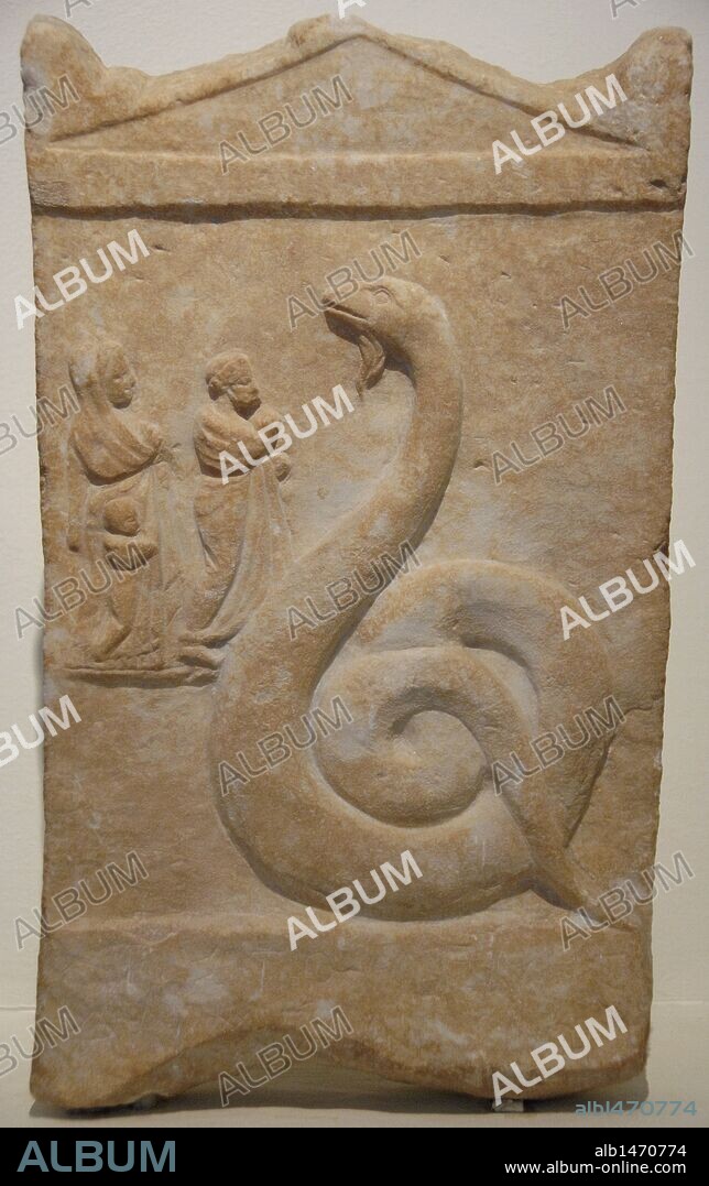 ARTE GRIEGO. GRECIA. Relieve con ZEUS MEILICHIOS REPRESENTADO SIMBOLICAMENTE COMO UNA SERPIENTE. A la izquierda, una FAMILIA DE SUPLICANTES en pequeña escala. El relieve fue dedicado por Aristómenes. Hallado en Pangrati (Atenas) y fechado entre 350-300 a. C. Museo Arqueológico Nacional. Atenas. Grecia.