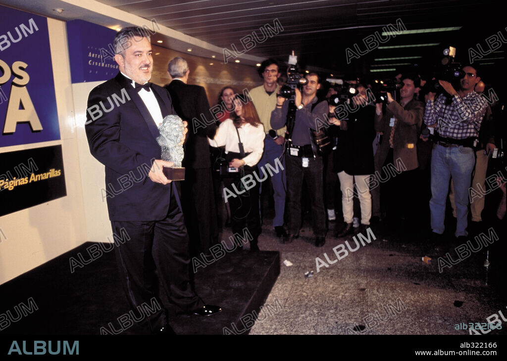 IMANOL URIBE en MISC: PREMIOS GOYA, 1994. Copyright FERNÁNDEZ, PIPO. 9ª Edición de los Premios Goya (1995). Imanol Uribe premiado como mejor director por "Días contados".