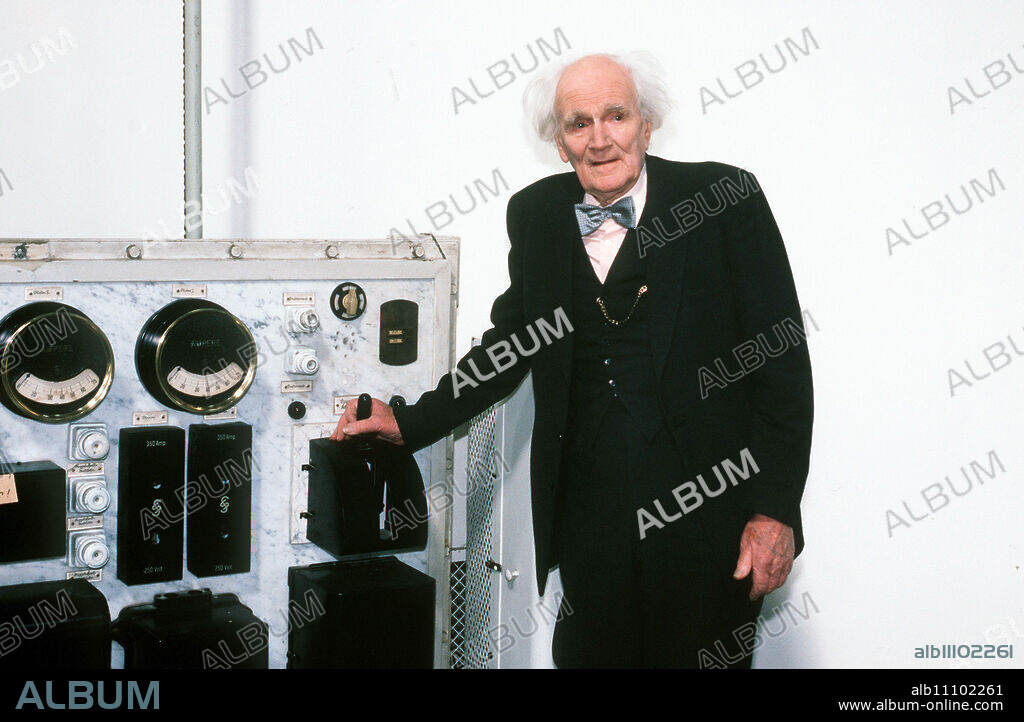 THE MILLENNIUM CATASTROPHE - COMPUTER CRASH 2000 Sir Morley (DESMOND LLEWELYN) aka. Error 2000 / Headline: THE MILLENNIUM CATASTROPHE - COMPUTER CRASH 2000 / Germany/AUSTRALIA 1999.