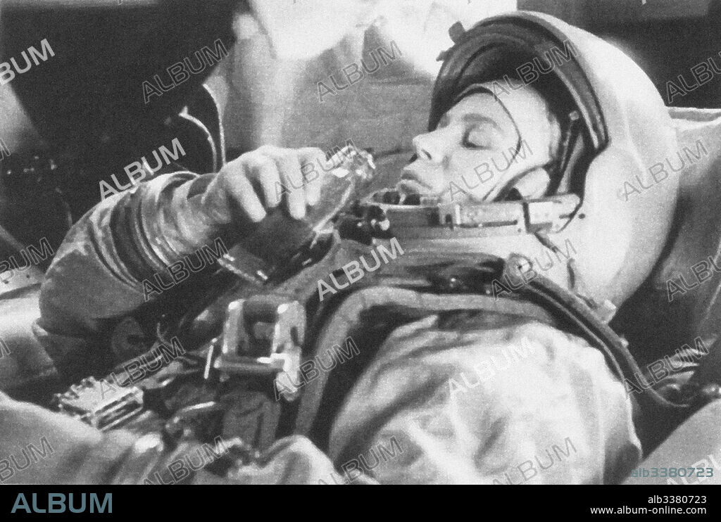 ANÓNIMO. Valentina Tereshkova aboard Vostok 6 in June 1963.