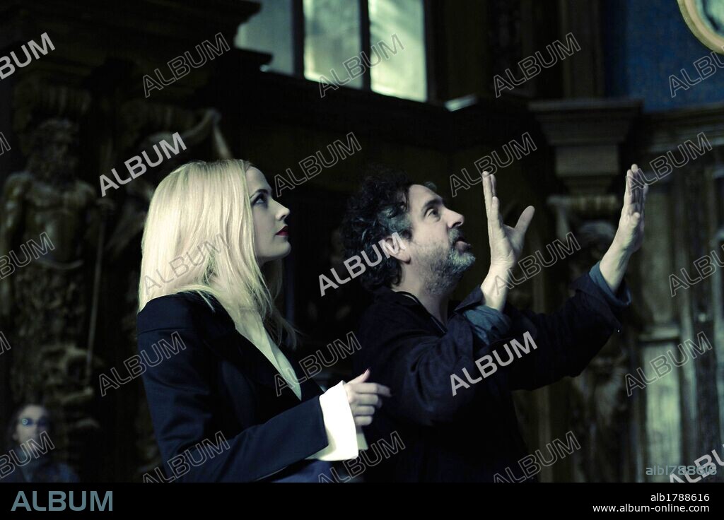 EVA GREEN und TIM BURTON in DARK SHADOWS, 2012, unter der Regie von TIM BURTON. Copyright WARNER BROS. PICTURES.