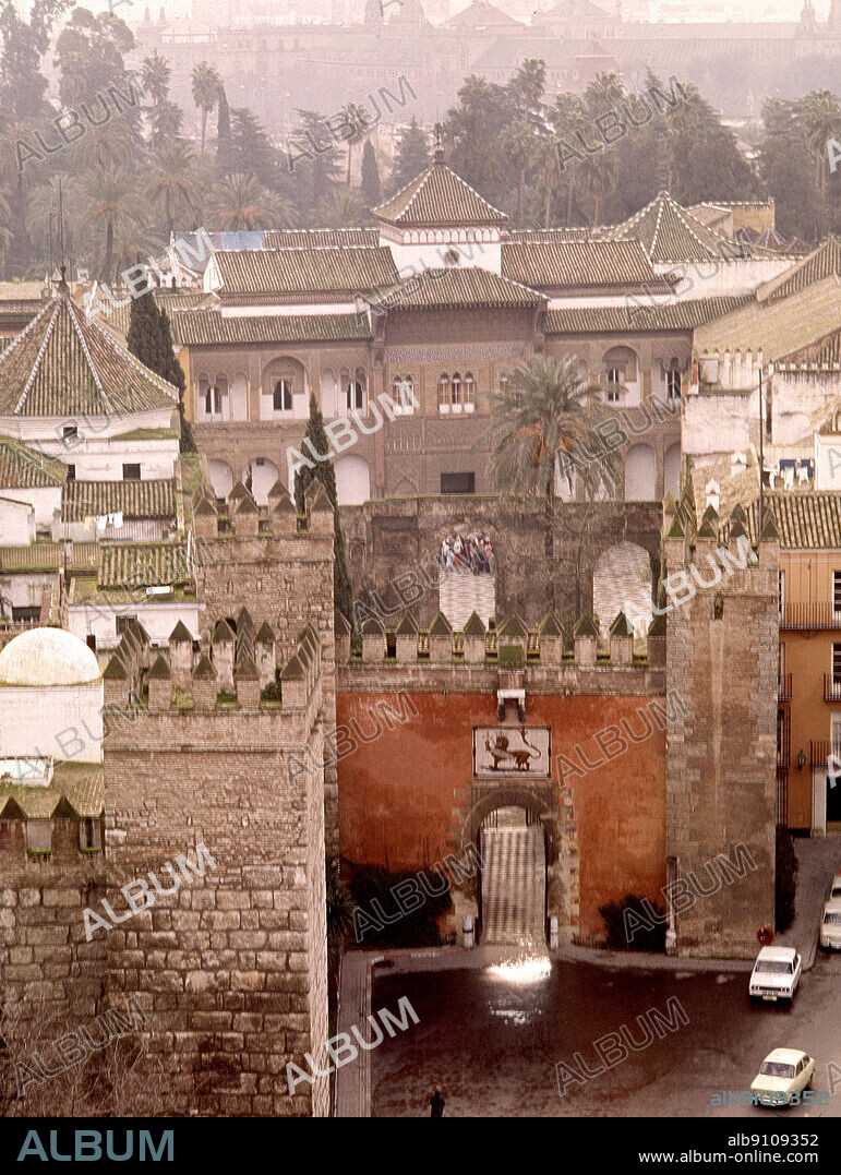 PUERTA DEL ALCAZAR DE SEVILLA CON UN ESCUDO CON EL LEON REAL.