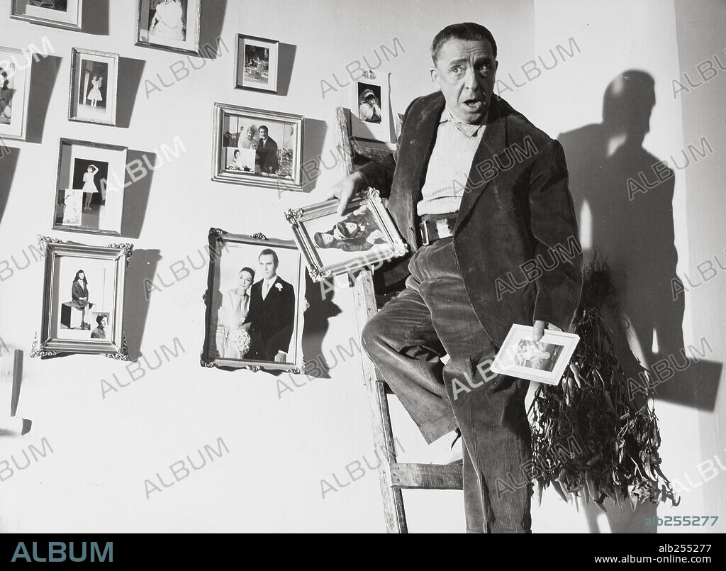 PACO MARTINEZ SORIA en ABUELO MADE IN SPAIN, 1969, dirigida por PEDRO LAZAGA. Copyright FILMAYER.