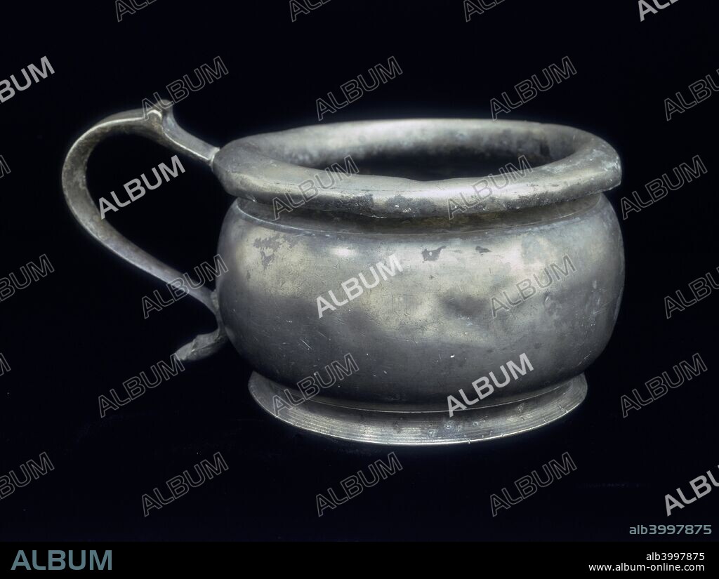 Pewter chamber pot, 18th century. Although a few Londoners enjoyed the luxury of a flushing water closet, most had to make do with chamber pots. These could be highly ornamented or, like this pewter one, functionally plain.