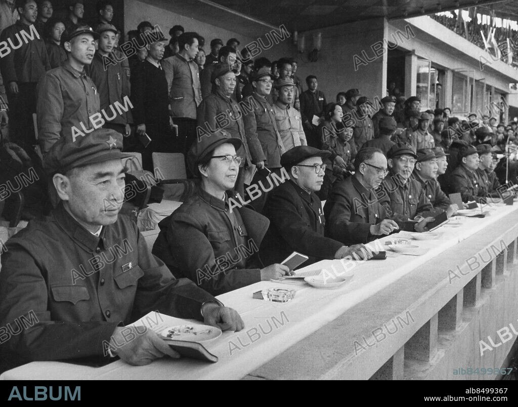 Orig. bildtext... PEKING MUNICIPAL REVOLUTIONARY COMMITTEE SET UP A view of the rostrum. From left: Chou En-lai, Chiang Ching, Chen Po-ta, Kang Sheng, Chang Chun-chiao, Wang Li, Yang Cheng-wu, Yao Wen-uan, Chi Pen-yu and Kuan Feng. Anm. Kulturrevolutionen 1966-1976 Zhou Enlai (Chou En-lai), kinesisk politiker, Kinas premiärminister 1949-1976 Jian Qing (Chiang Ching), kinesisk politiker, Mao Zedongs hustru, ledargestalt i de fyras gäng Kommunism Revolutionärer CD34 persons: Chang Chun-chiao ;Chen Po-ta ;Chi Pen-yu ;Jiang Qing ;Kang Sheng ;Kuan Feng ;Wang Li ;Yang Cheng-wu ;Yao Wen-yuan ;Zhou Enlai sites: KINA ;PEKING.