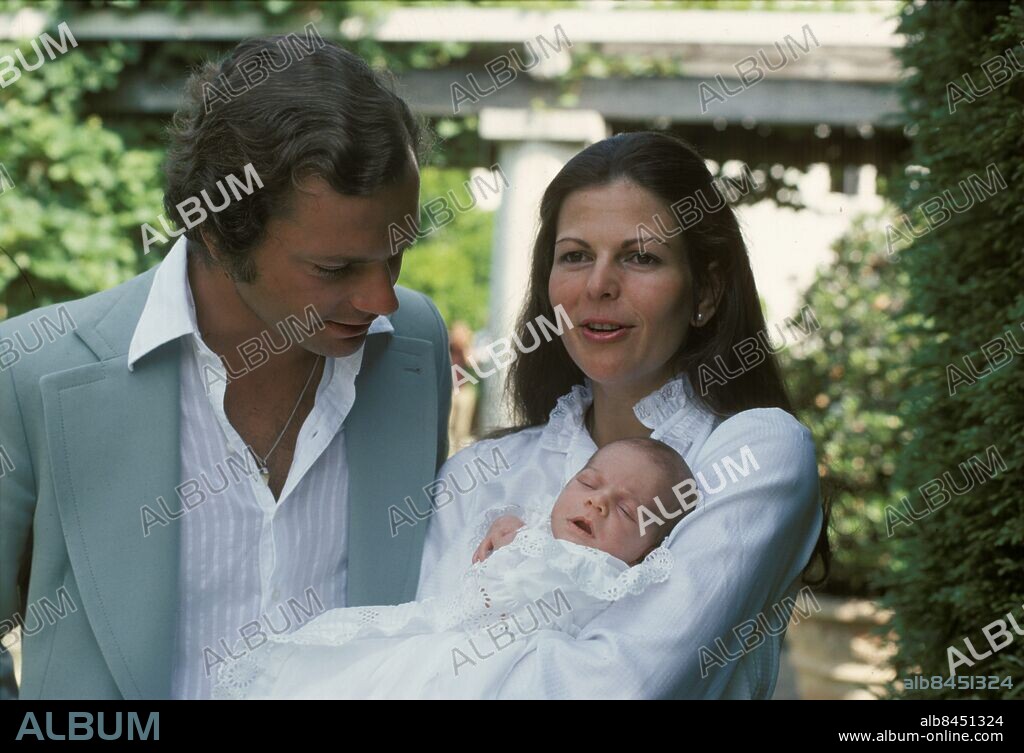 FILE 19770801. The Swedish Royal family King Carl XVI and Queen Silvia poses for photographers with their three week old first child Princess Victoria at the royal family's summer residence Solliden on the Swedish province island Oland in the Baltic sea on August 1, 1977. Swedish government changed the heir apparent in 1980 and first born Princess Victoria became the heir of the throne.. Photo: Jan Collsioo / SCANPIX SWEDEN / Code: 1001 *** Local Caption *** 00152017.