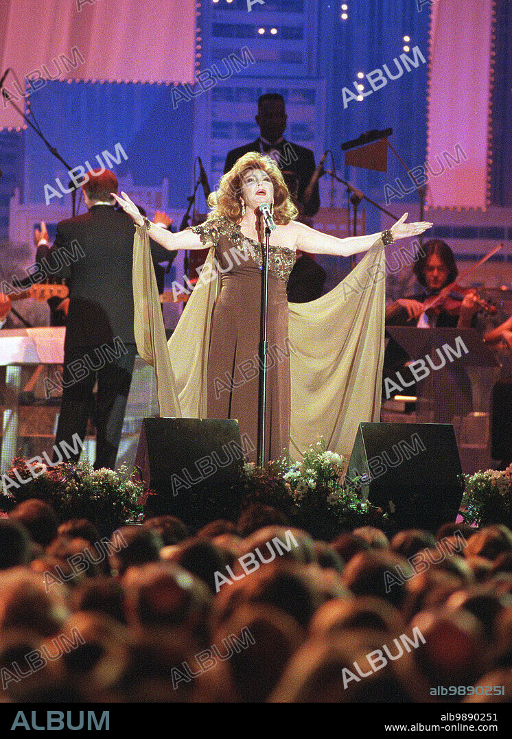 CONCIERTO HOMENAJE MIGUEL ANGEL BLANCO: Madrid 10-9-1997.- La cantante Rocío Jurado durante el concierto homenaje a Miguel Ángel Blanco, concejal del PP en Ermua asesinado por ETA el pasado mes de julio, celebrado en la plaza de toros de las Ventas. EFE/Paco Campos.