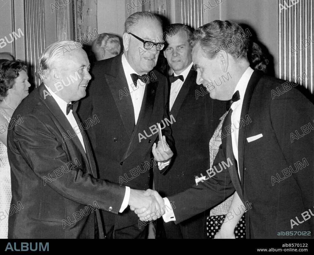 Stockholm, Sverige 1969-07-04. Statsminister Tage Erlander (S) presenterar statsrådet Svante Lundqvist (th) för brittiske premiärministern Harold Wilson (tv). Foto: Owe Sjöblom / SvD / TT / kod 12014.