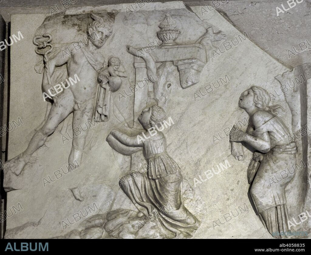 La infancia de Baco. Siglos I-II. Relieve con la representación de Mercurio llevando a Baco niño en brazos que tiende sus manos hacia las ninfas que se ocuparan de su cuidado. Mármol. Procedente de Roma, Italia. Museo Arqueológico Nacional. Madrid. España.