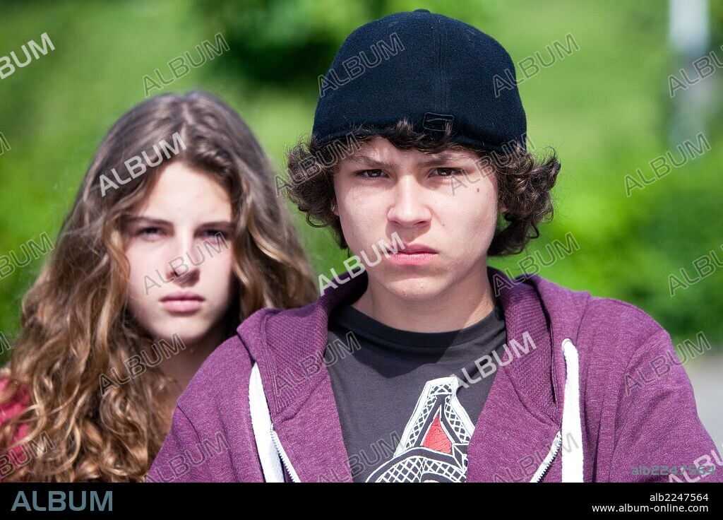 ARON PIPER y SFIA MOHAMED en 15 AÑOS Y UN DIA, 2013, dirigida por GRACIA QUEREJETA. Copyright CASTAFIORE FILMS.