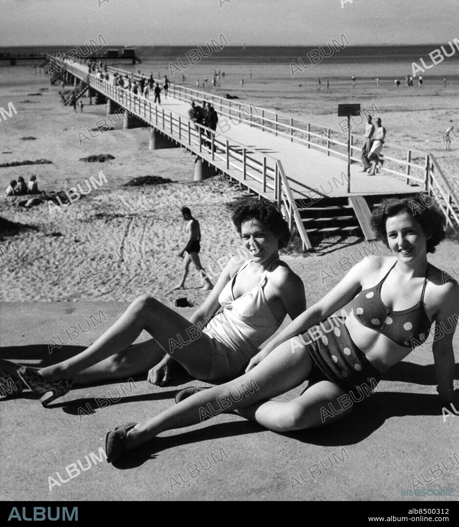 Unga damer kvinnor tjejer badmode baddräkt bikini stora bryggan badbryggan på Ribban Ribersborg i Malmö 1950.. Foto: Sydsvenskan / IBL Bildbyrå.