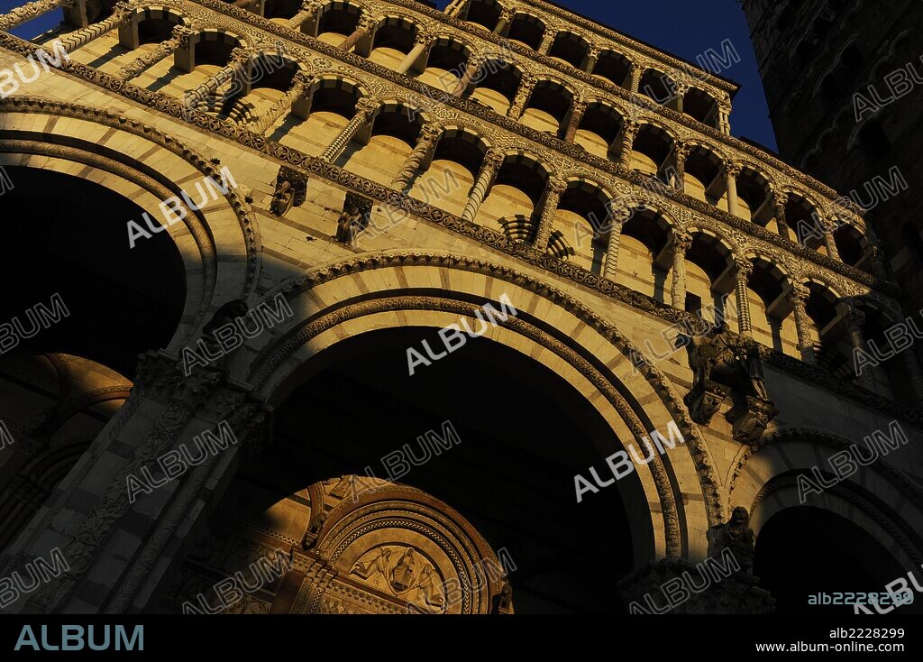 ITALIA. LUCCA. Catedral de San Martín (Duomo di San Martino). Detalle de la fachada románica realizada por el escultor y arquitecto lombardo Guidetto da Como (S. XIII). La Toscana.