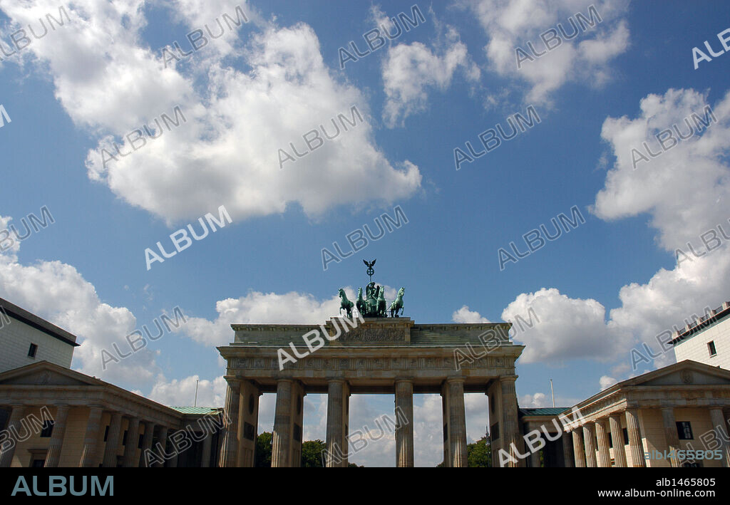 ALEMANIA. BERLIN. Vista de la PUERTA DE BRANDENBURGO, erigida entre 1788 y 1791 por Carl LANGHANS en estilo clásico para el rey Federico Guillermo II. Coronada por la Cuádriga de la Victoria (1793) .