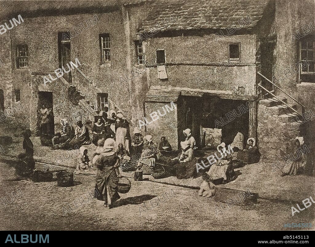 Alfred Stieglitz, David Octavius Hill, Robert Adamson, Newhaven Fisheries - North Street, Fishergate, St. Andrews, Japan paper, heliogravure, image size: height: 14 cm; width: 19.2 cm, inscribed: verso on the historical passe-partout: o. r. in lead: old and new inv. no, literature note; no. 074, Phot. David Octavius Hill (1802-1870), Edinburgh 1843 - 1848, Fisherman's wives in Newhaven (In the fishermen's quarter of St. Andrews), Photograph D. O. Hill + Perth C. W: 09.28 ca. 1843, heliogravure = 14 x 19.2 1/2 cm, stamps: Sammlung Juhl on verso and verso: Sammlung Juhl, earlier location, portrait photography, woman, fisherman, angler, hist. building, location, street, hist. Place, town, village, market, Newhaven, published in the magazine Camera Work, 1909, XXVIII.