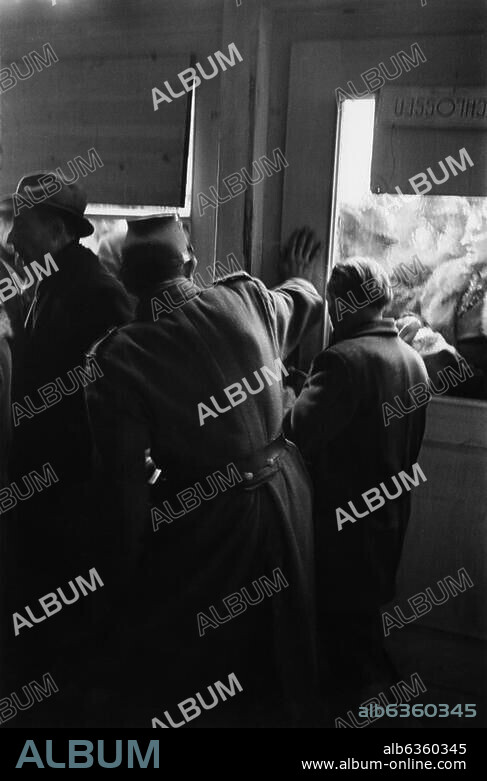 Berlin / Währungsreform 1948 (Einführung der "Ostmark" 23.6., Einführung der "Westmark" 24.6.) / Private Wechselstuben ab 2. August 1948. Polizei reguliert den Andrang in der Wechselstube "Am Zoo" in der Ruine des "Capitol am Zoo", Budapester Straße, Westberlin. Foto, anonym, Winter 1948/49.