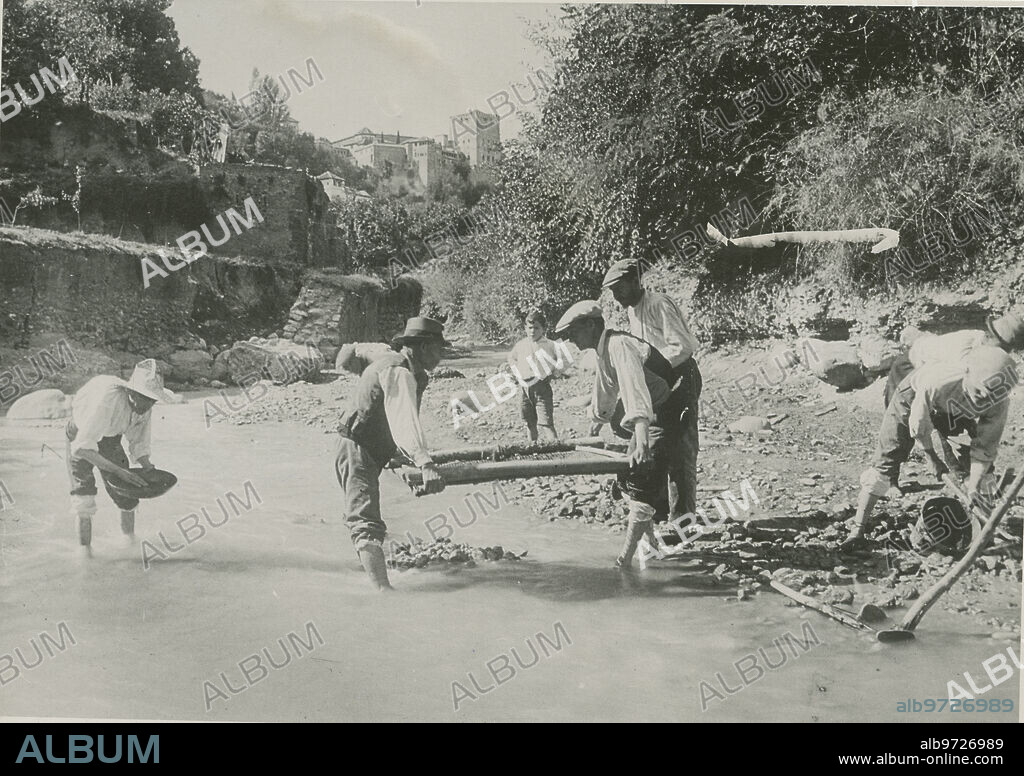 Río Darro (Granada), mayo de 1950. Buscadores de oro en el río Darro.