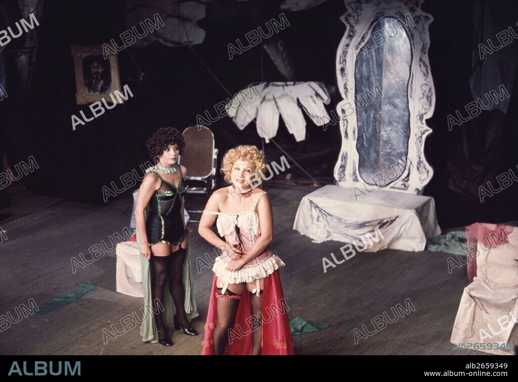 MARTINEZ MEDIERO , MANUEL  ESCRITOR ESPAÑOL . BADAJOZ 1938 -   TEATRO." LAS HERMANAS DE BUFALO BILL "  REPRESENTACION TEATRAL EN MADRID.