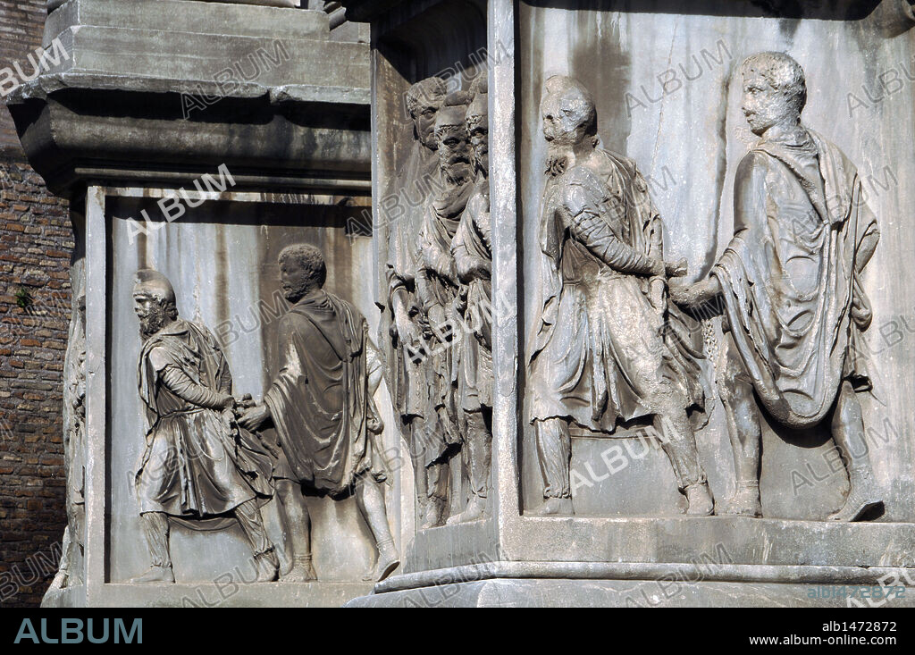 ARTE ROMANO. ITALIA. ARCO DE SEPTIMIO SEVERO. Erigido en el 203 a. C. en honor a este emperador y a sus hijos Caracalla y Geta, por sus victorias frente a los Partos. Detalle de los RELIEVES. FORO ROMANO. ROMA.