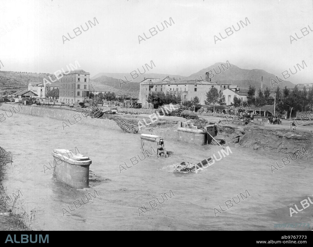 16 octubre 1907. Las Inundaciones en Cataluña. Restos del puente y estación del ferrocarril de Manresa A Berga, que Fueron totalmente Destruidos por la Corriente - foto Amat.