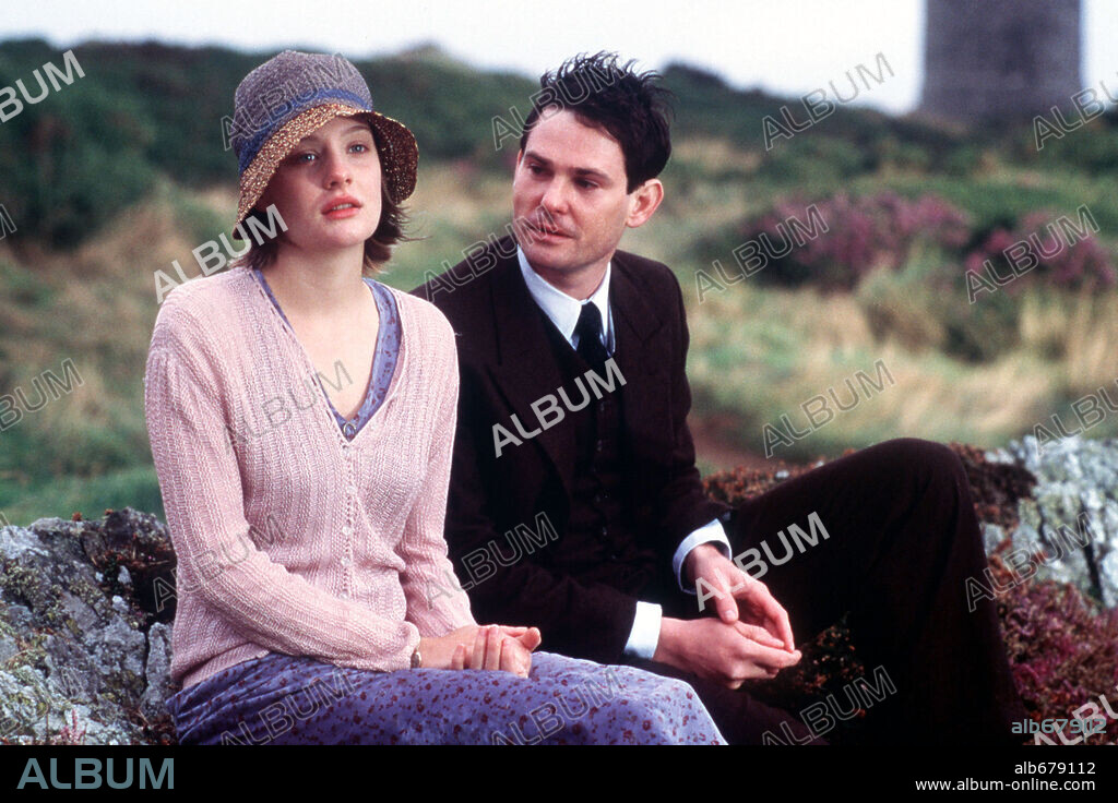 HENRY THOMAS y ROMOLA GARAI en I CAPTURE THE CASTLE, 2003, dirigida por TIM FYWELL. Copyright BBC.