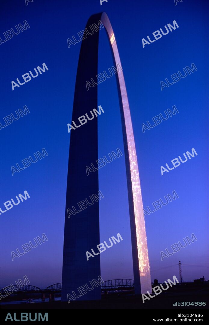 Saint Louis Gateway Arch (originally Jefferson National Expansion Memorial), Saint Louis, Missouri 1947-65, dedicated 1968. Architect Eero Saarinen (1910-1961).