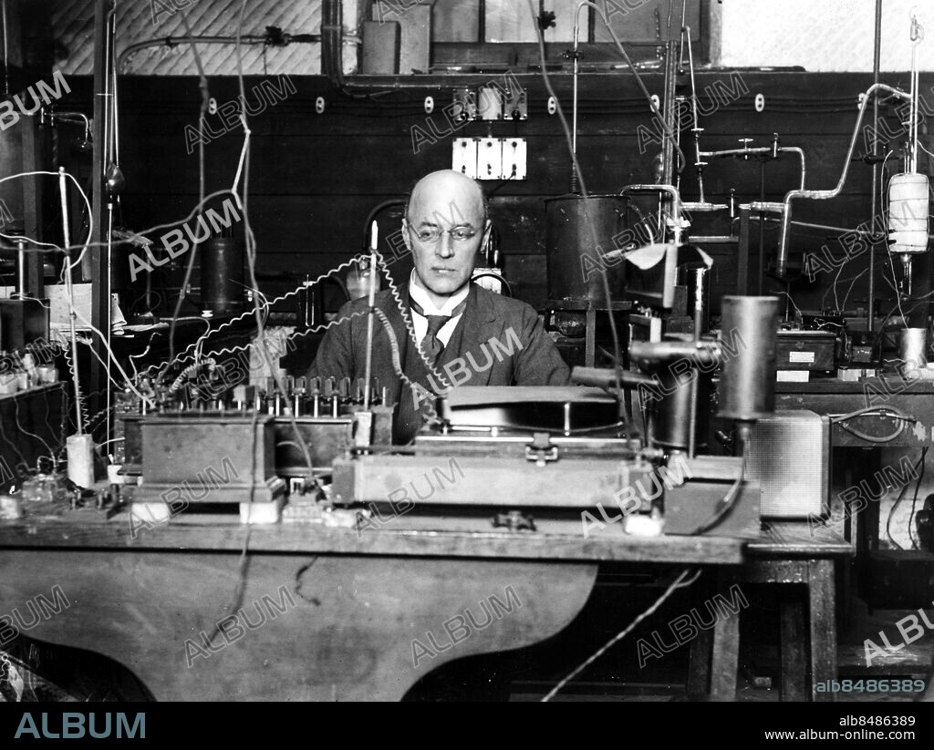 Orig. bildtext... THE NOBEL PRIZE WINNER FOR PHYSICS FOR 1928. Professor Owen Williams Richardson, of King's College, in London, has been awarded the Nobel Prize for Physics for 1928. O.P.S. Professor Owen Williams Richardson, the Nobel Prize winner for Physics, photographed in his Laboratory at King's College in London this morning. Anm. Nobelpriset i fysik 1928, men han erhöll det först 1929. persons: Owen Willans Richardson sites: LONDON ;STORBRITANNIEN.