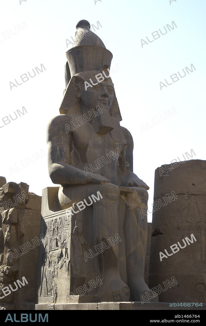ARTE EGIPCIO. IMPERIO NUEVO. DINASTIA XIX. Estatua de RAMSES II (h.1290-1224 a.C). Tercer faraón de la Dinastia XIX, conocido como Ramsés "El Grande". Detalle. Templo de Luxor. Egipto.