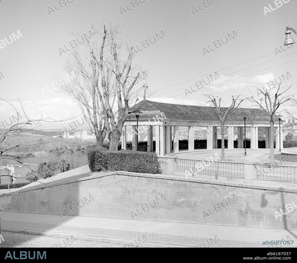 PERGOLA EN EL MIRADOR DE LOS JARDINES DE LAS VISTILLAS CONSTRUIDA EN 1945 - FOTOGRAFIA EN BLANCO Y NEGRO - AÑOS 60.
