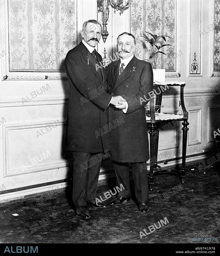 12 octubre 1913. Confraternidad Hispano-Francesa. El alcalde de Paris (1) y el alcalde de Madrid (2), Abrazándose después del banquete que los Presidentes del municipio parisiense Dieron ayer en el ideal Room A las Entidades que les Han agasajado durante su estancia en esta corte.