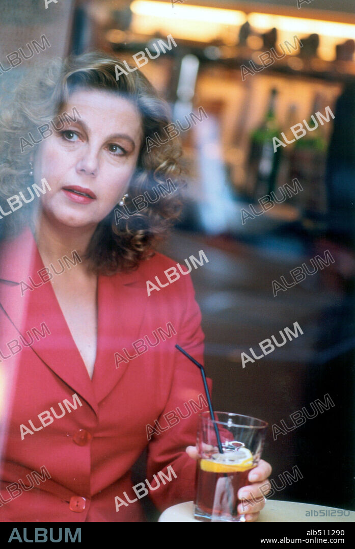 STEFANIA SANDRELLI en EL ÚLTIMO BESO, 2001 (L' ULTIMO BACIO), dirigida por GABRIELE MUCCINO. Copyright FANDANGO/MEDUSA FILM.