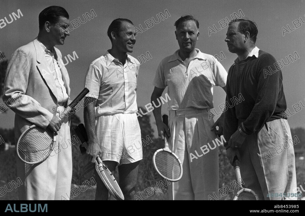 ARKIV STOCKHOLM 19410727.. Skådespelarnas tennisturnering i Saltsjöbaden avslutades på söndagen. Från vänster Sigge Fürst, Fritiof Billquist, Håkan Westergren och Elof Ahrle.. Foto: SVT Bild / Kod: 5600. AB Text & Bilder . Mapp: Ahrle, Elof se även Birgit Rosengren.