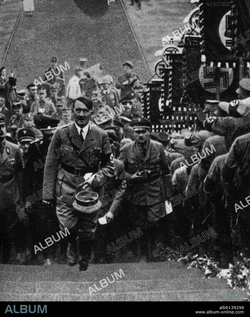 HITLER SUBIENDO LAS ESCALERAS DE BUCKEBERG ENTRE JOVENES UNIFORMADOS.