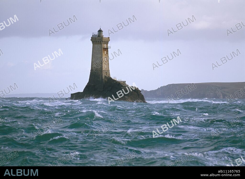 Phare de la Vieille (lighthouse), Raz de Sein, Finistere, Brittany, France, Europe.