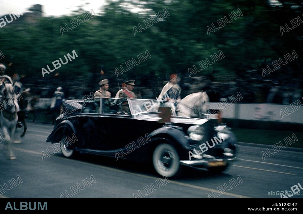 FRANCO EN SU COCHE LLEGANDO AL DESFILE DE LA VICTORIA 1963.
