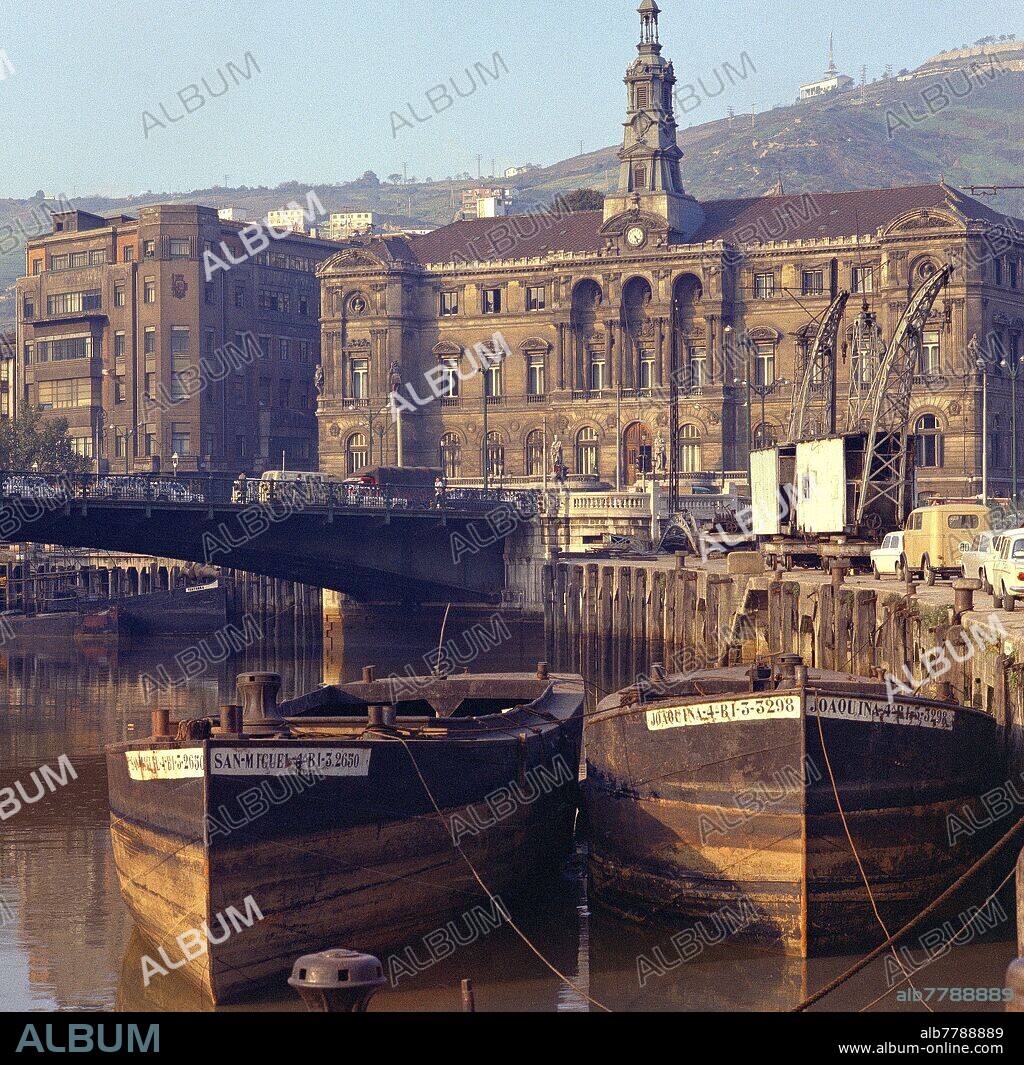 BARCAZAS EN LA RIA Y EL AYUNTAMIENTO DE BILBAO - FOTO AÑOS 60.