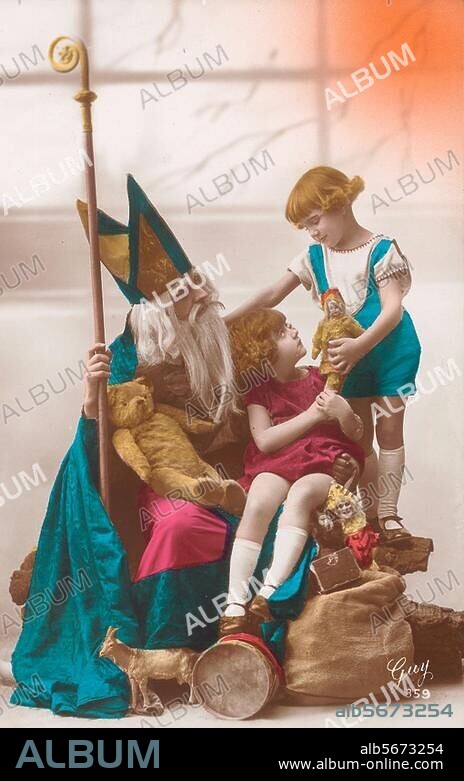 Kalenderfeste:. Nikolaustag. Der heilige Nikolaus mit zwei Kindern und Geschenken. Bildpostkarte (Foto, koloriert), undat., um 1925? (Guy). Berlin, Sammlung Archiv für Kunst und Geschichte.