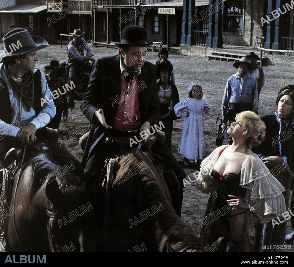 ANTONIO OZORES y PILAR BARDEM en AL ESTE DEL OESTE, 1984, dirigida por MARIANO OZORES. Copyright IZARO FILMS.