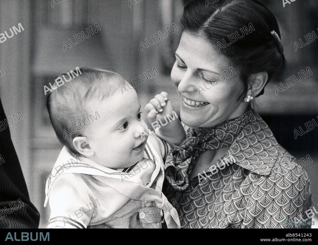 ARKIV 19800513. Prins Carl Philip sitter i mamma drottning Silvias knä vid firandet av sin 1-årsdag på Drottningholms slott 13:e maj 1980.. Foto: Kent Östlund / SvD / SCANPIX / Kod: 11014. ----------------------------------------------------------------. FILE 19800513. Swedish Prince Carl Philip sits in his mother Queen Silvia's knee during the celebration of his one year birth day on May 13, 1980.. Photo: Kent Ostlund / SVD / SCANPIX SWEDEN / Code: 11014.